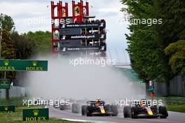 Max Verstappen (NLD) Red Bull Racing RB18 leads at the start of the race. 24.04.2022. Formula 1 World Championship, Rd 4, Emilia Romagna Grand Prix, Imola, Italy, Race Day.