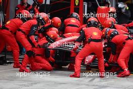 Charles Leclerc (MON) Ferrari pit stop and front wing change. 24.04.2022. Formula 1 World Championship, Rd 4, Emilia Romagna Grand Prix, Imola, Italy, Race Day.
