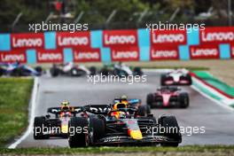 Max Verstappen (NLD) Red Bull Racing RB18 leads at the start of the race. 24.04.2022. Formula 1 World Championship, Rd 4, Emilia Romagna Grand Prix, Imola, Italy, Race Day.