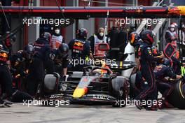 Max Verstappen (NLD) Red Bull Racing RB18 pit stop. 24.04.2022. Formula 1 World Championship, Rd 4, Emilia Romagna Grand Prix, Imola, Italy, Race Day.