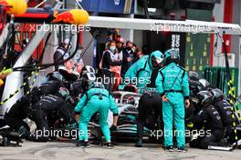 George Russell (GBR) Mercedes AMG F1 W13 makes a pit stop. 24.04.2022. Formula 1 World Championship, Rd 4, Emilia Romagna Grand Prix, Imola, Italy, Race Day.
