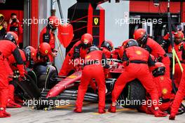 Charles Leclerc (MON) Ferrari F1-75 makes a pit stop. 24.04.2022. Formula 1 World Championship, Rd 4, Emilia Romagna Grand Prix, Imola, Italy, Race Day.