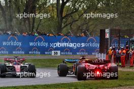 Carlos Sainz Jr (ESP) Ferrari F1-75 and Daniel Ricciardo (AUS) McLaren MCL36 collide at the start of the race. 24.04.2022. Formula 1 World Championship, Rd 4, Emilia Romagna Grand Prix, Imola, Italy, Race Day.