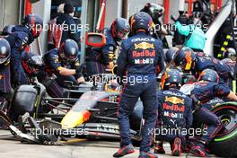Sergio Perez (MEX) Red Bull Racing RB18 makes a pit stop. 24.04.2022. Formula 1 World Championship, Rd 4, Emilia Romagna Grand Prix, Imola, Italy, Race Day.