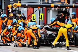 Daniel Ricciardo (AUS) McLaren MCL36 makes a pit stop. 24.04.2022. Formula 1 World Championship, Rd 4, Emilia Romagna Grand Prix, Imola, Italy, Race Day.