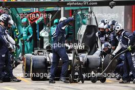 Pierre Gasly (FRA) AlphaTauri AT03 makes a pit stop. 24.04.2022. Formula 1 World Championship, Rd 4, Emilia Romagna Grand Prix, Imola, Italy, Race Day.