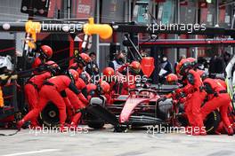 Charles Leclerc (MON) Ferrari F1-75 pit stop. 24.04.2022. Formula 1 World Championship, Rd 4, Emilia Romagna Grand Prix, Imola, Italy, Race Day.