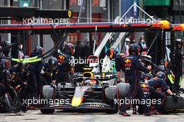 Sergio Perez (MEX) Red Bull Racing RB18 pit stop. 24.04.2022. Formula 1 World Championship, Rd 4, Emilia Romagna Grand Prix, Imola, Italy, Race Day.