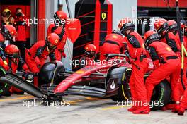 Charles Leclerc (MON) Ferrari F1-75 makes a pit stop. 24.04.2022. Formula 1 World Championship, Rd 4, Emilia Romagna Grand Prix, Imola, Italy, Race Day.