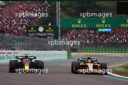 Sergio Perez (MEX) Red Bull Racing RB18 and Lando Norris (GBR) McLaren MCL36. 23.04.2022. Formula 1 World Championship, Rd 4, Emilia Romagna Grand Prix, Imola, Italy, Sprint Day.