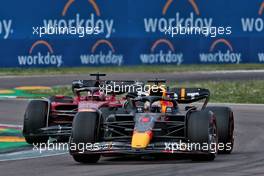 Max Verstappen (NLD) Red Bull Racing RB18 and Charles Leclerc (MON) Ferrari F1-75 battle for the lead of the Sprint. 23.04.2022. Formula 1 World Championship, Rd 4, Emilia Romagna Grand Prix, Imola, Italy, Sprint Day.