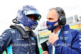 (L to R): Alexander Albon (THA) Williams Racing with James Urwin (GBR) Williams Racing Race Engineer on the grid. 23.04.2022. Formula 1 World Championship, Rd 4, Emilia Romagna Grand Prix, Imola, Italy, Sprint Day.
