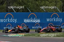 Max Verstappen (NLD) Red Bull Racing RB18 and Charles Leclerc (MON) Ferrari F1-75 battle for the lead of the Sprint. 23.04.2022. Formula 1 World Championship, Rd 4, Emilia Romagna Grand Prix, Imola, Italy, Sprint Day.