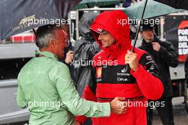 (L to R): Jean Alesi (FRA) with Charles Leclerc (MON) Ferrari. 24.04.2022. Formula 1 World Championship, Rd 4, Emilia Romagna Grand Prix, Imola, Italy, Race Day.