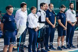 Alexander Albon (THA) Williams Racing; Jost Capito (GER) Williams Racing Chief Executive Officer; Nicholas Latifi (CDN) Williams Racing, and the team pay their respects to Queen Elizabeth II with a minute's silence in the pits. 09.09.2022. Formula 1 World Championship, Rd 16, Italian Grand Prix, Monza, Italy, Practice Day.