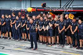 Christian Horner (GBR) Red Bull Racing Team Principal and the Red Bull Racing team in the pits as a minute's silence is held in memory of Queen Elizabeth II. 09.09.2022. Formula 1 World Championship, Rd 16, Italian Grand Prix, Monza, Italy, Practice Day.