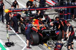 Max Verstappen (NLD) Red Bull Racing RB18 in the pits. 09.09.2022. Formula 1 World Championship, Rd 16, Italian Grand Prix, Monza, Italy, Practice Day.