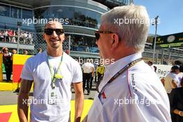 (L to R): Zlatan Ibrahimovic (SWE) Football Player with Ross Brawn (GBR) Managing Director, Motor Sports on the grid. 11.09.2022. Formula 1 World Championship, Rd 16, Italian Grand Prix, Monza, Italy, Race Day.