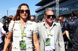 Hugh Grant (GBR) Actor (Right) with his wife Anna Elisabet Eberstein (SWE). 11.09.2022. Formula 1 World Championship, Rd 16, Italian Grand Prix, Monza, Italy, Race Day.