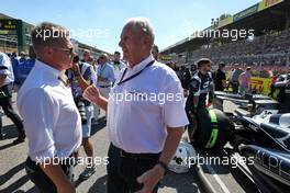(L to R): Mika Salo (FIN) with Dr Helmut Marko (AUT) Red Bull Motorsport Consultant on the grid. 11.09.2022. Formula 1 World Championship, Rd 16, Italian Grand Prix, Monza, Italy, Race Day.