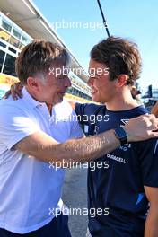 (L to R): Jost Capito (GER) Williams Racing Chief Executive Officer celebrates ninth position on his GP debut for Nyck de Vries (NLD) Williams Racing Reserve Driver. 11.09.2022. Formula 1 World Championship, Rd 16, Italian Grand Prix, Monza, Italy, Race Day.