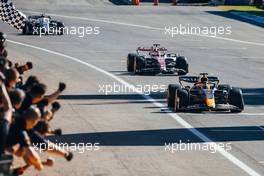 Race winner Max Verstappen (NLD) Red Bull Racing RB18 takes the chequered flag at the end of the race. 11.09.2022. Formula 1 World Championship, Rd 16, Italian Grand Prix, Monza, Italy, Race Day.