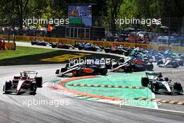 Charles Leclerc (MON) Ferrari F1-75 leads at the start of the race as George Russell (GBR) Mercedes AMG F1 W13 runs wide. 11.09.2022. Formula 1 World Championship, Rd 16, Italian Grand Prix, Monza, Italy, Race Day.