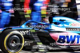 Fernando Alonso (ESP) Alpine F1 Team A522 makes a pit stop. 11.09.2022. Formula 1 World Championship, Rd 16, Italian Grand Prix, Monza, Italy, Race Day.