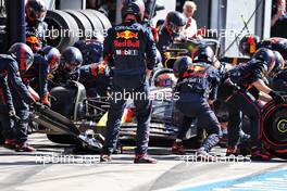 Max Verstappen (NLD) Red Bull Racing RB18 makes a pit stop. 11.09.2022. Formula 1 World Championship, Rd 16, Italian Grand Prix, Monza, Italy, Race Day.