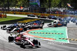 Charles Leclerc (MON) Ferrari F1-75 leads at the start of the race. 11.09.2022. Formula 1 World Championship, Rd 16, Italian Grand Prix, Monza, Italy, Race Day.