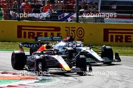 Max Verstappen (NLD) Red Bull Racing RB18 and George Russell (GBR) Mercedes AMG F1 W13 battle for position. 11.09.2022. Formula 1 World Championship, Rd 16, Italian Grand Prix, Monza, Italy, Race Day.