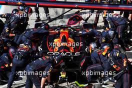 Max Verstappen (NLD) Red Bull Racing RB18 makes a pit stop. 11.09.2022. Formula 1 World Championship, Rd 16, Italian Grand Prix, Monza, Italy, Race Day.