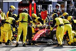 Carlos Sainz Jr (ESP) Ferrari F1-75 makes a pit stop. 11.09.2022. Formula 1 World Championship, Rd 16, Italian Grand Prix, Monza, Italy, Race Day.