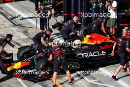 Max Verstappen (NLD) Red Bull Racing RB18 in the pits. 10.09.2022. Formula 1 World Championship, Rd 16, Italian Grand Prix, Monza, Italy, Qualifying Day.