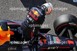 Max Verstappen (NLD) Red Bull Racing RB18 in parc ferme. 10.09.2022. Formula 1 World Championship, Rd 16, Italian Grand Prix, Monza, Italy, Qualifying Day.