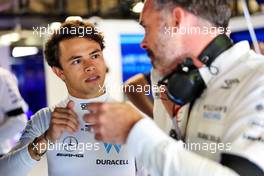 (L to R): Nyck de Vries (NLD) Williams Racing Reserve Driver with James Urwin (GBR) Williams Racing Race Engineer. 10.09.2022. Formula 1 World Championship, Rd 16, Italian Grand Prix, Monza, Italy, Qualifying Day.