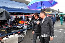 Fernando Alonso (ESP) Alpine F1 Team with Tom Kristensen (DEN) FIA Drivers' Commission President on the grid. 09.10.2022. Formula 1 World Championship, Rd 18, Japanese Grand Prix, Suzuka, Japan, Race Day.