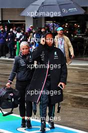 Lewis Hamilton (GBR) Mercedes AMG F1 with Angela Cullen (NZL) Mercedes AMG F1 Physiotherapist on the grid. 09.10.2022. Formula 1 World Championship, Rd 18, Japanese Grand Prix, Suzuka, Japan, Race Day.