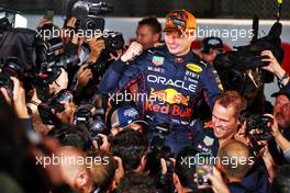 Race winner Max Verstappen (NLD) Red Bull Racing celebrates winning the World Championship with the team. 09.10.2022. Formula 1 World Championship, Rd 18, Japanese Grand Prix, Suzuka, Japan, Race Day.