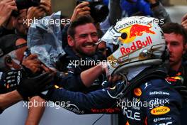 Race winner Max Verstappen (NLD) Red Bull Racing celebrates with the team in parc ferme. 09.10.2022. Formula 1 World Championship, Rd 18, Japanese Grand Prix, Suzuka, Japan, Race Day.