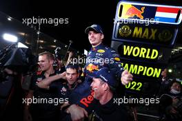 Race winner Max Verstappen (NLD) Red Bull Racing celebrates winning the World Championship with the team. 09.10.2022. Formula 1 World Championship, Rd 18, Japanese Grand Prix, Suzuka, Japan, Race Day.