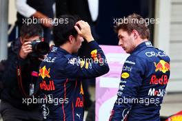 (L to R): Sergio Perez (MEX) Red Bull Racing with team mate and race winner Max Verstappen (NLD) Red Bull Racing in parc ferme. 09.10.2022. Formula 1 World Championship, Rd 18, Japanese Grand Prix, Suzuka, Japan, Race Day.