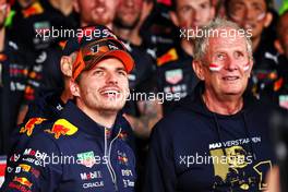 Race winner Max Verstappen (NLD) Red Bull Racing celebrates winning the World Championship with Dr Helmut Marko (AUT) Red Bull Motorsport Consultant and the team. 09.10.2022. Formula 1 World Championship, Rd 18, Japanese Grand Prix, Suzuka, Japan, Race Day.