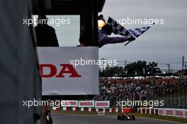 Race winner Max Verstappen (NLD) Red Bull Racing RB18 takes the chequered flag at the end of the race. 09.10.2022. Formula 1 World Championship, Rd 18, Japanese Grand Prix, Suzuka, Japan, Race Day.