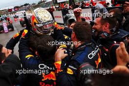 Race winner Max Verstappen (NLD) Red Bull Racing celebrates with the team. 09.10.2022. Formula 1 World Championship, Rd 18, Japanese Grand Prix, Suzuka, Japan, Race Day.