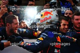 Race winner Max Verstappen (NLD) Red Bull Racing celebrates with the team in parc ferme. 09.10.2022. Formula 1 World Championship, Rd 18, Japanese Grand Prix, Suzuka, Japan, Race Day.