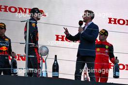 (L to R): Race winner and World Champion Max Verstappen (NLD) Red Bull Racing on the podium with Jenson Button (GBR) Sky Sports F1 Presenter / Williams Racing Senior Advisor. 09.10.2022. Formula 1 World Championship, Rd 18, Japanese Grand Prix, Suzuka, Japan, Race Day.