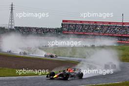 Max Verstappen (NLD) Red Bull Racing RB18 leads at the start of the race. 09.10.2022. Formula 1 World Championship, Rd 18, Japanese Grand Prix, Suzuka, Japan, Race Day.