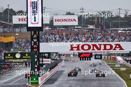 Max Verstappen (NLD) Red Bull Racing RB18 and Charles Leclerc (MON) Ferrari F1-75 at the start of the race. 09.10.2022. Formula 1 World Championship, Rd 18, Japanese Grand Prix, Suzuka, Japan, Race Day.