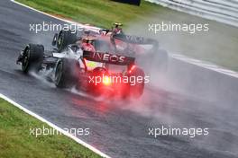 Lewis Hamilton (GBR) Mercedes AMG F1 W13 and Carlos Sainz Jr (ESP) Ferrari F1-75. 09.10.2022. Formula 1 World Championship, Rd 18, Japanese Grand Prix, Suzuka, Japan, Race Day.
